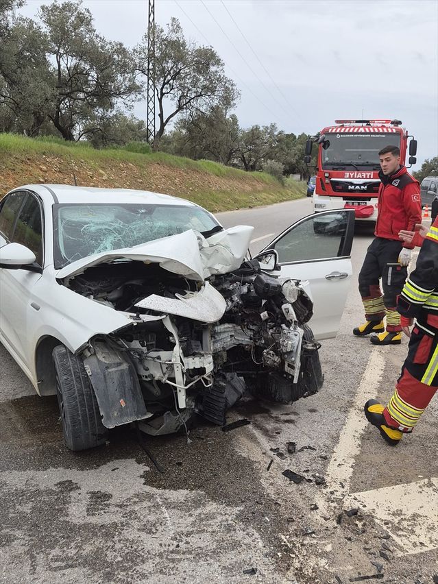 Ayvalık’ta Meydana Gelen Kaza Sonucu Üç Kişi Yaralandı
