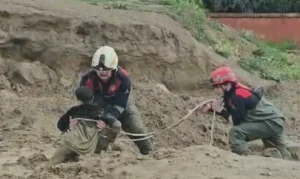 Çocuklar Çamura Saplandı: İtfaiye Sahada!