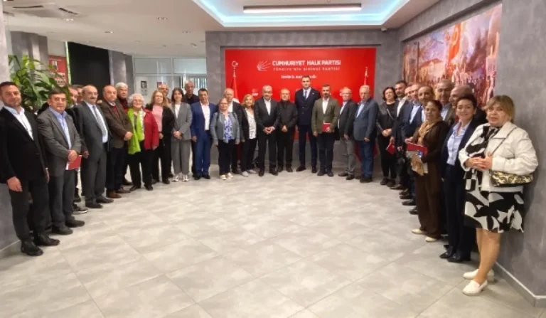 İzmir Baskılara Karşı Mücadele Ediyor