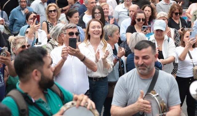 Kemeraltı’nda şenlik başladı: Başkan Mutlu’ya esnaf ve vatandaştan teşekkür