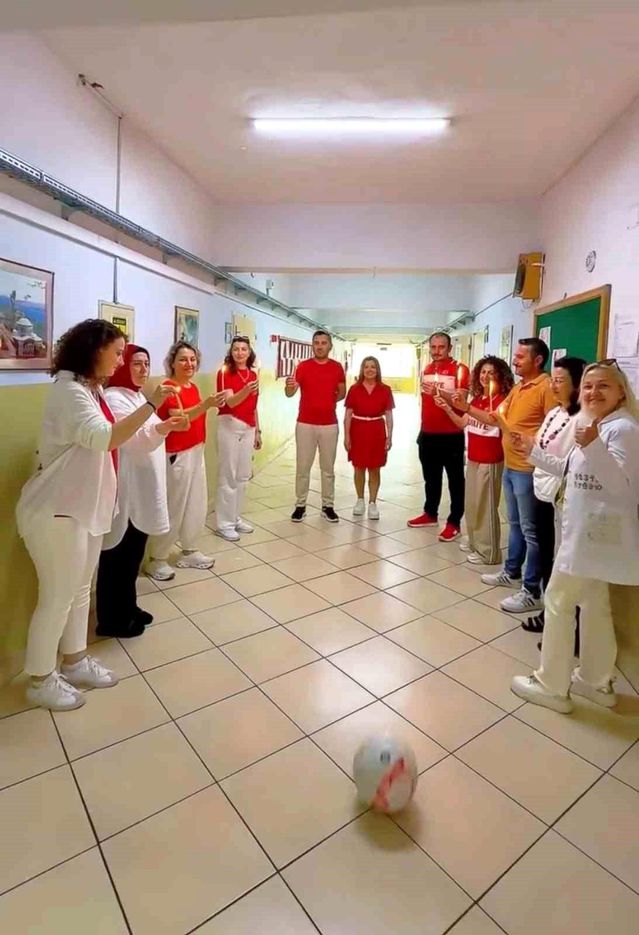 Öğretmenlerden Milli Takıma Destek Klip